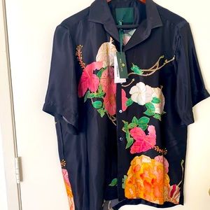 Hand stitched Italian Men’s us medium silk bowling shirt.